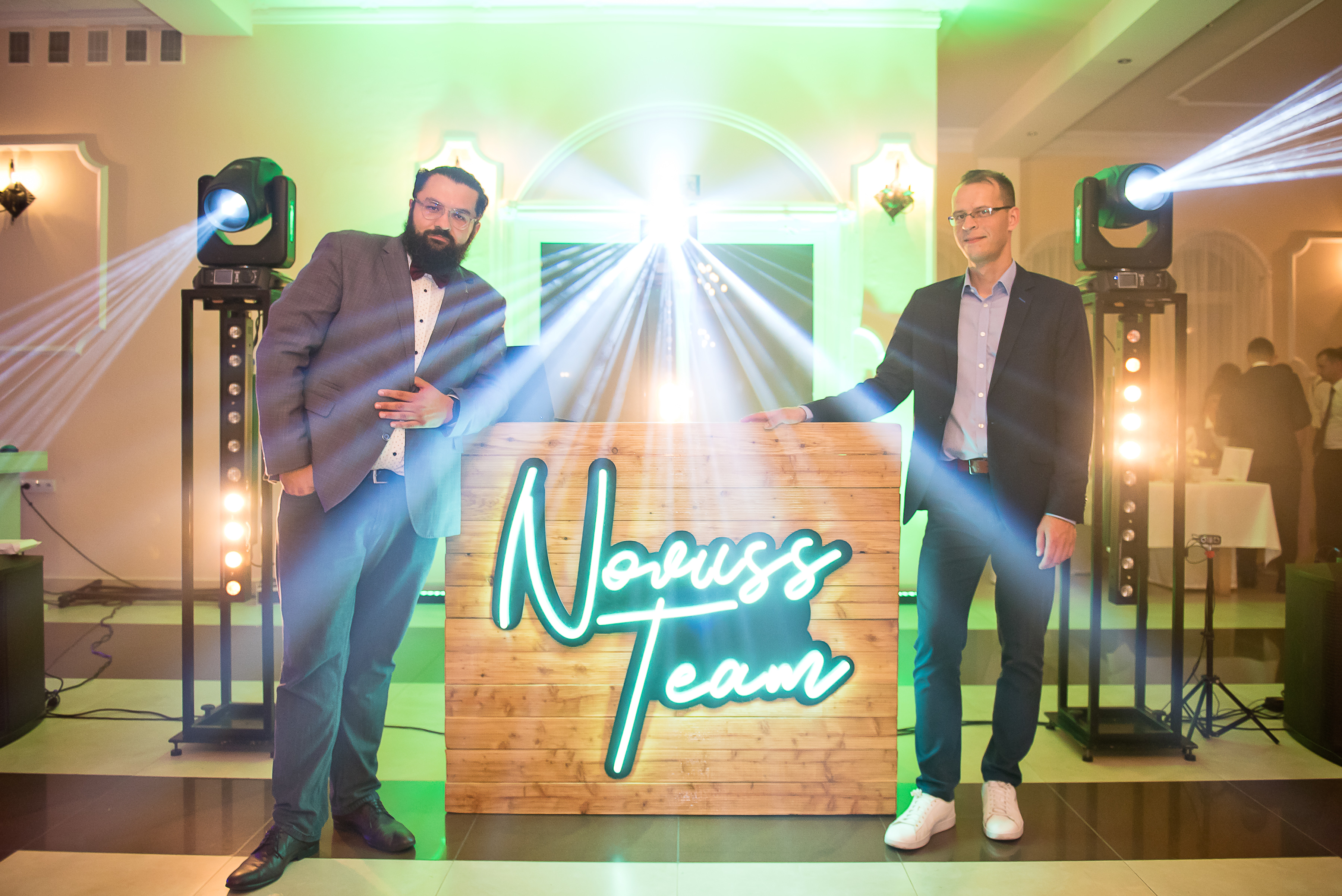 Profesjonalny setup Novussteam w eleganckiej sali weselnej