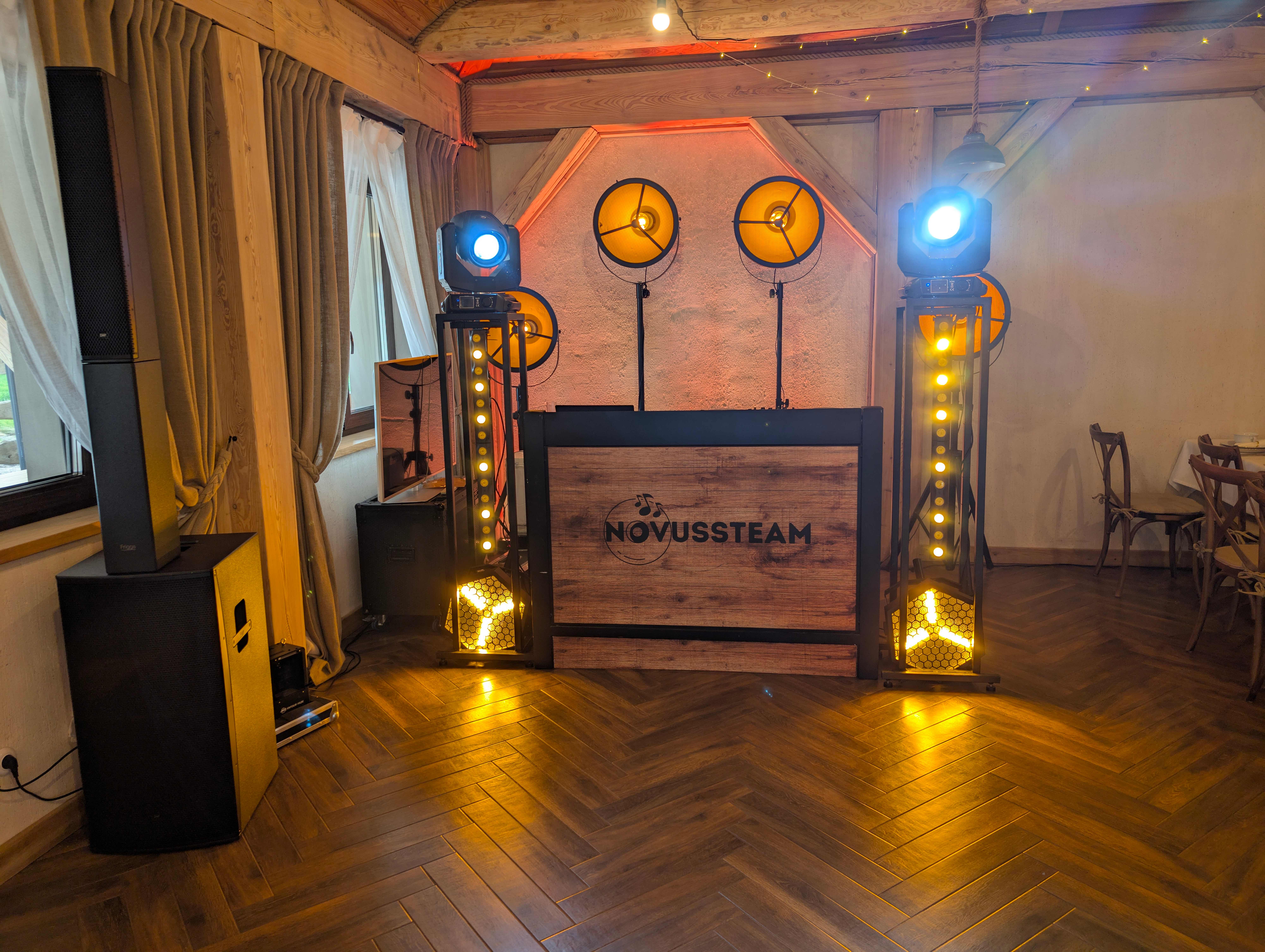 Rustykalny setup w drewnianej sali z profesjonalnym oświetleniem